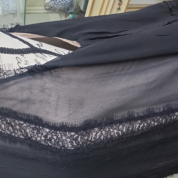 Alice and Olivia Glinda Cold-Shoulder Blouse - Picture 6 of 8